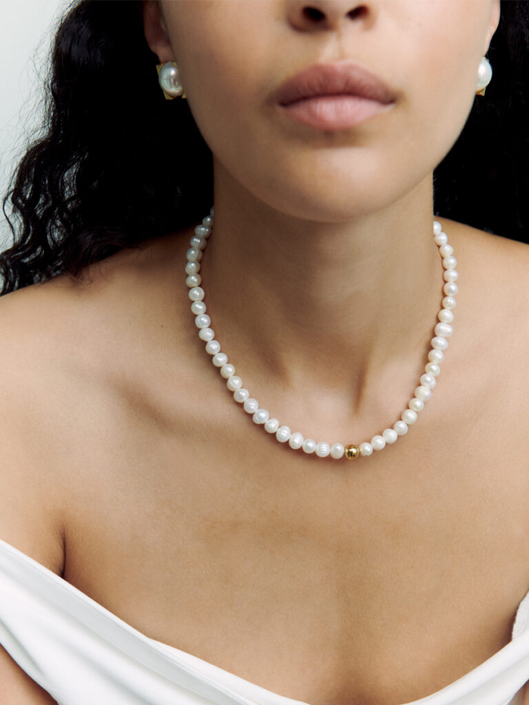 PEARL NECK­LACE